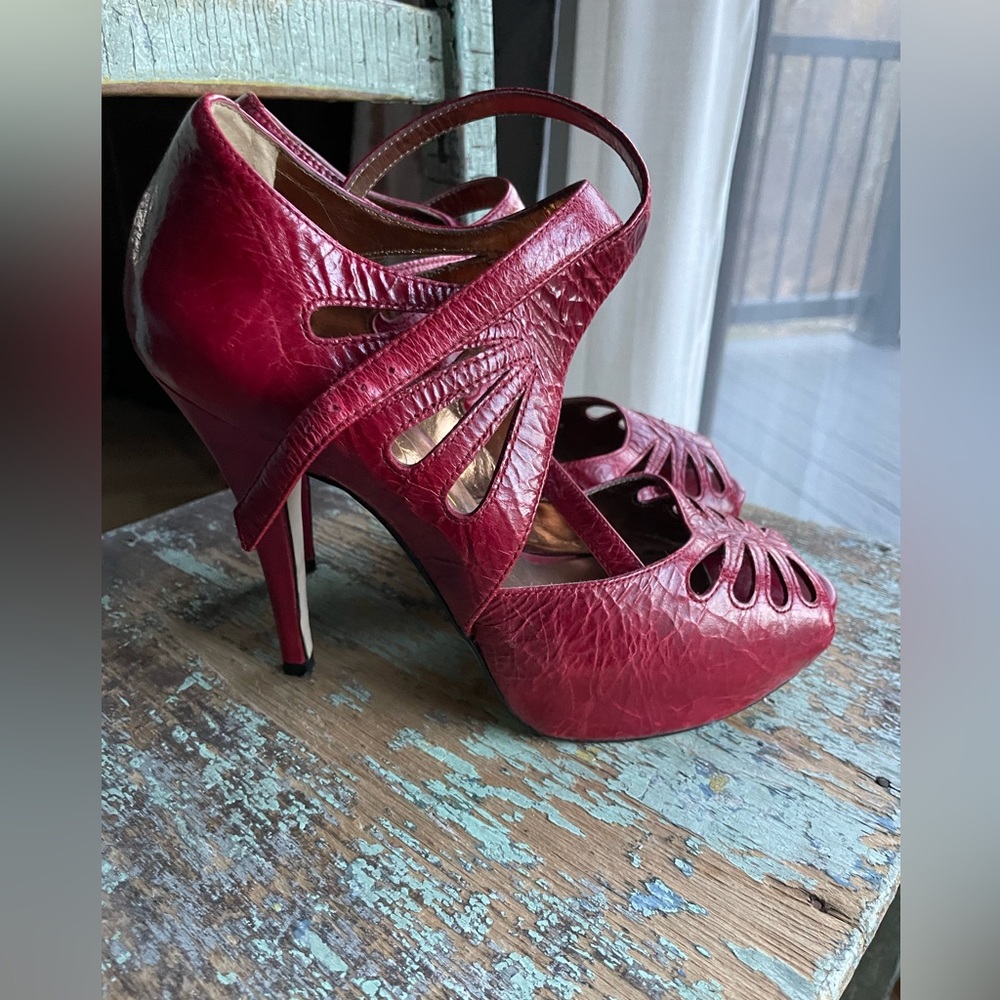 Ankle-wrap platform pumps